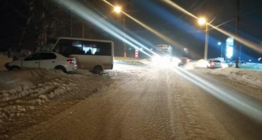 Микроавтобус и легковушка столкнулись в Саранске: один из пострадавших попал в реанимацию