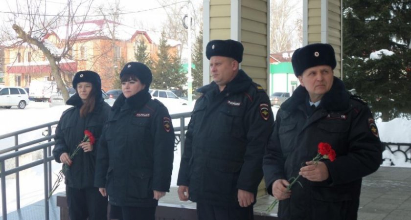 В Саранске 15 февраля полицейские почтили память погибшего в Дагестане коллеги