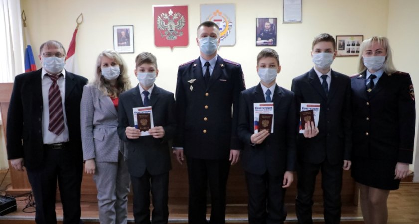 Тройняшкам из Саранска выдали первые в их жизни паспорта