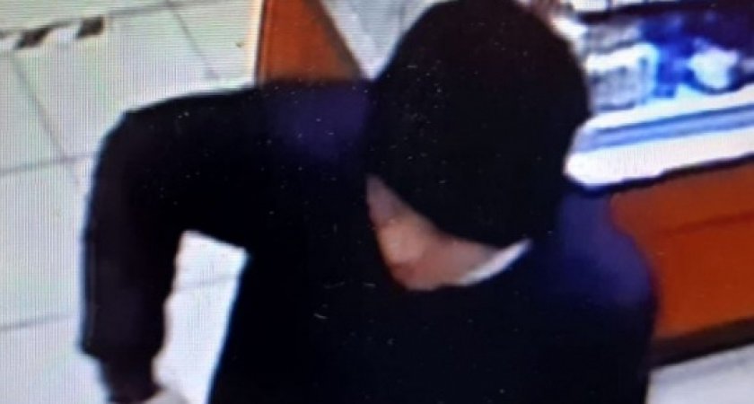 Полиция ищет молодого человека, укравшего бутылку виски из магазина в Саранске