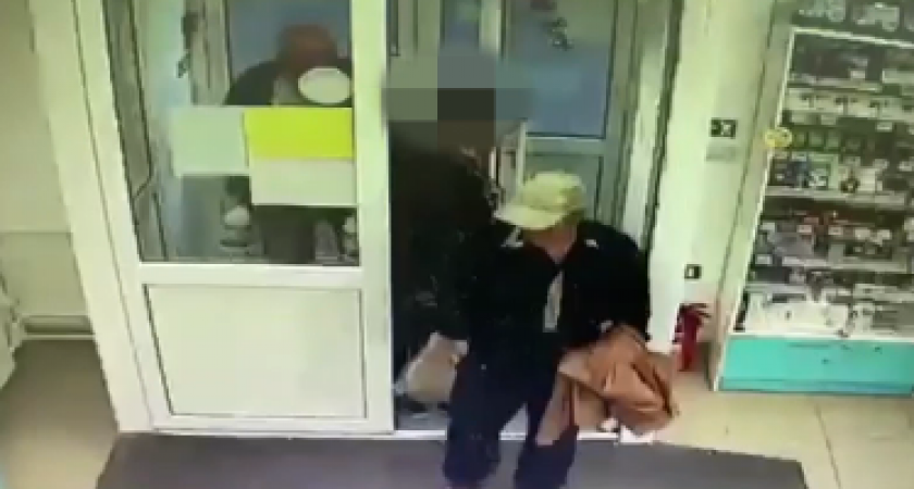 Полиция Саранска ищет мужчину, укравшего из аптеки средство для роста волос и ногтей 