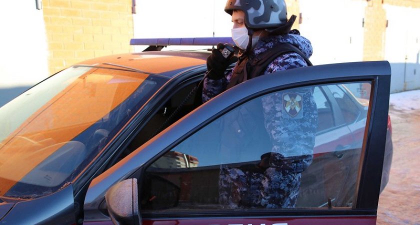 В Саранске мужчина стрелял по машине из пневматического пистолета