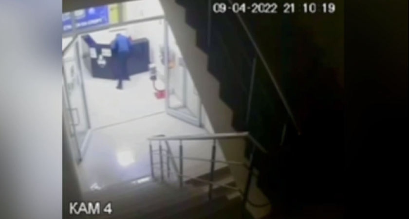 Полиция Саранска ищет подростка, укравшего из магазина электронную сигарету