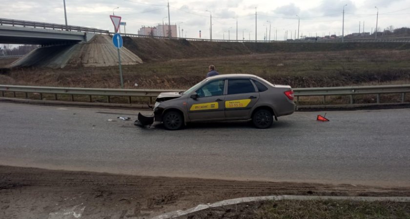 Грузовик и автомобиль службы такси столкнулись в Саранске: есть пострадавшая 