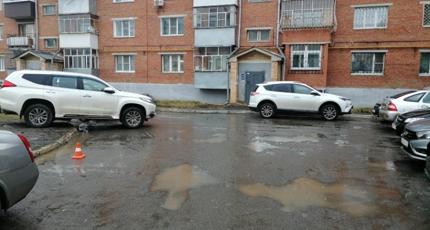 В Саранске водитель кроссовера сбил женщину во дворе дома и скрылся с места ДТП