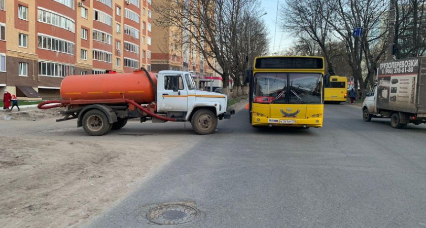 На Юго-Западе в Саранске столкнулись автобус и грузовик: есть пострадавшая