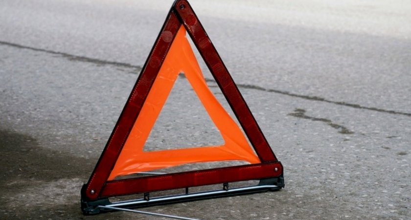 В Саранске автомобиль врезался в остановку: один человек пострадал 