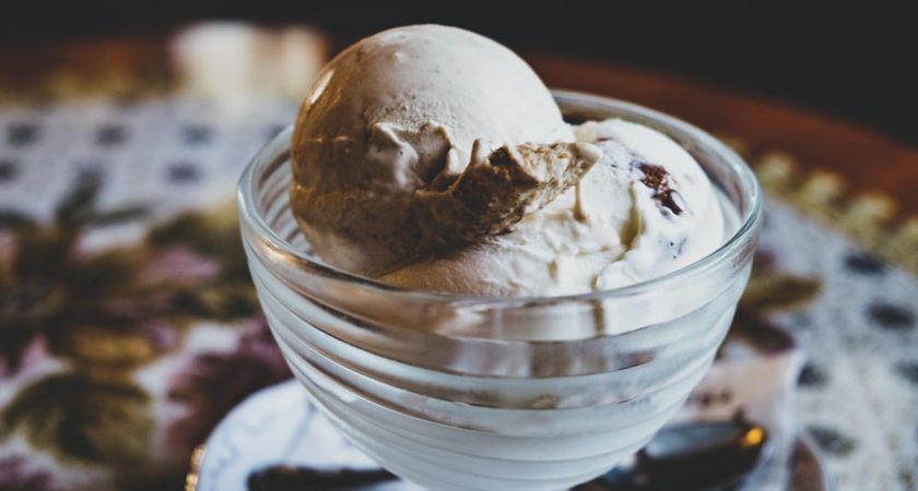 Диетолог назвал самый опасный компонент мороженого