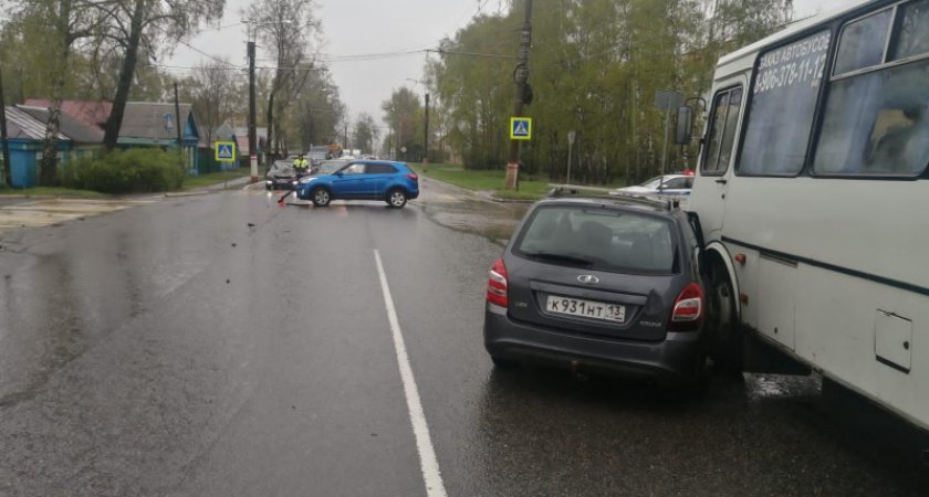 ДТП с участием «Хендэ», «Калины» и «ПАЗа» произошло в Саранске: есть пострадавшая
