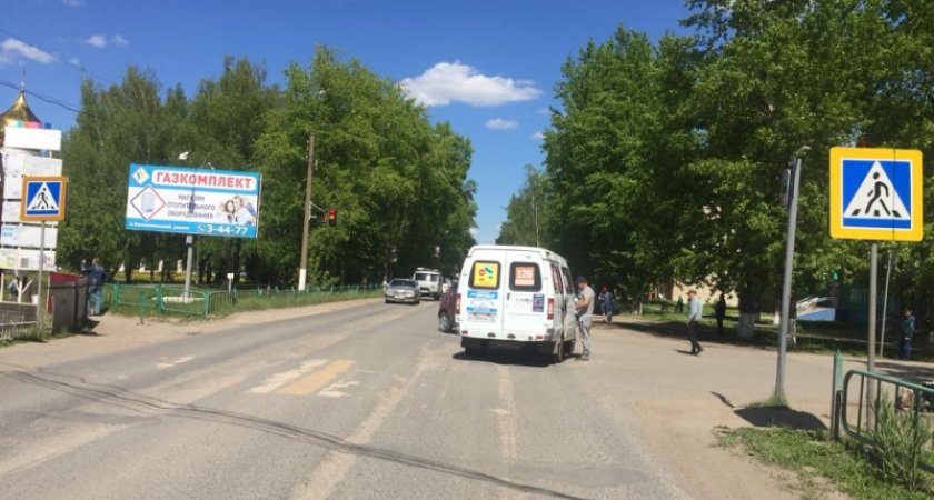 Микроавтобус и иномарка столкнулись в Мордовии: есть пострадавшая