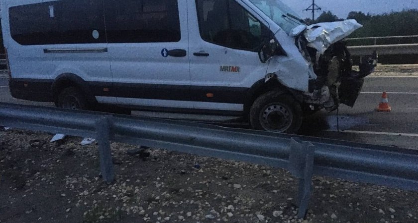 Микроавтобус и легковушка столкнулись в Мордовии: есть погибший