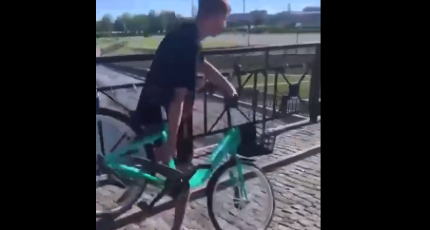 Полиция ищет жителя Саранска, выбросившего в воду взятый напрокат велосипед