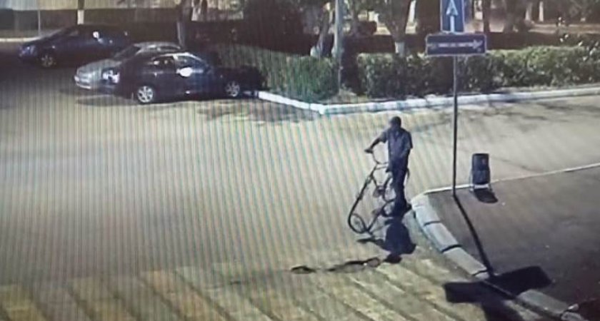 В Саранске полиция ищет мужчину, который украл оставленный без присмотра велосипед