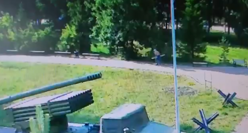 В Рузаевке молодой человек украл лавочку с территории Музея под открытым небом (видео)
