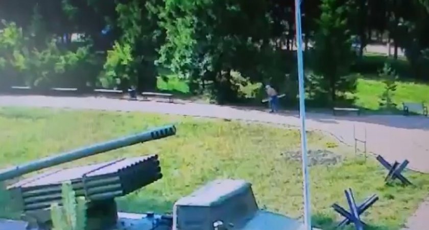Полицейские поймали мужчину, укравшего лавочку с территории музея в Рузаевке