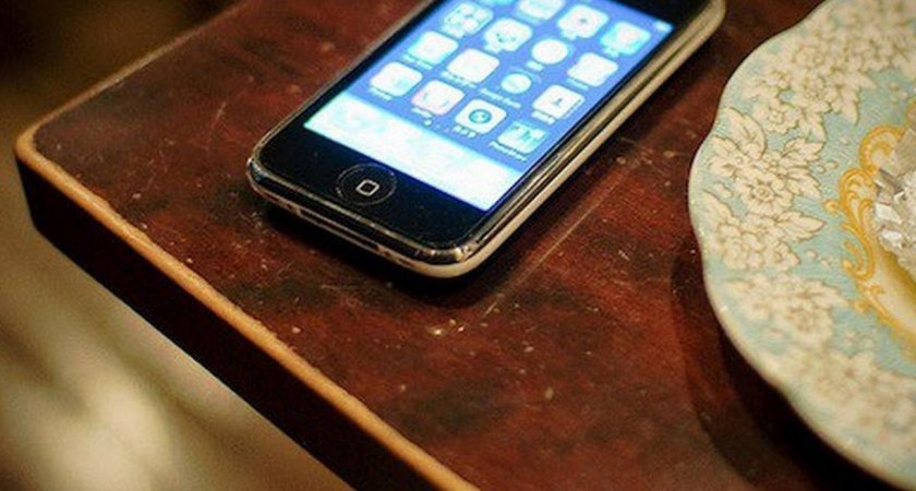 Жительница Саранска украла телефон у уснувшего за столом посетителя кафе
