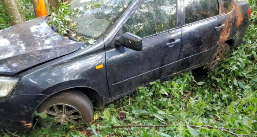 «Лада» улетела в кювет в Мордовии. Водитель погиб на месте, пассажир находится в больнице
