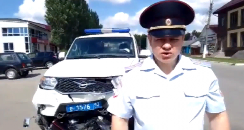В Мордовии столкнулись мотоцикл и полицейский "УАЗ": есть пострадавший 