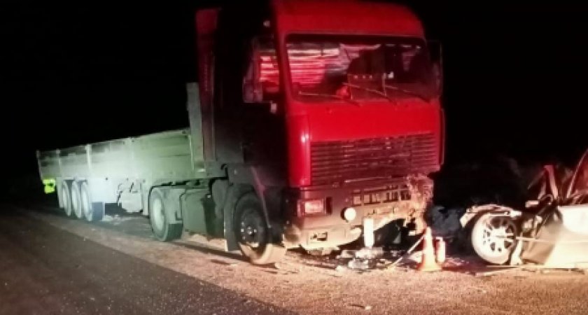 В Мордовии иномарке врезалась в грузовой автомобиль: есть пострадавшие 