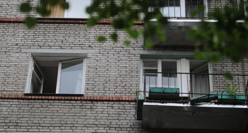 Умер до приезда «Скорой»: В Мордовии из окна дома выпал мужчина 