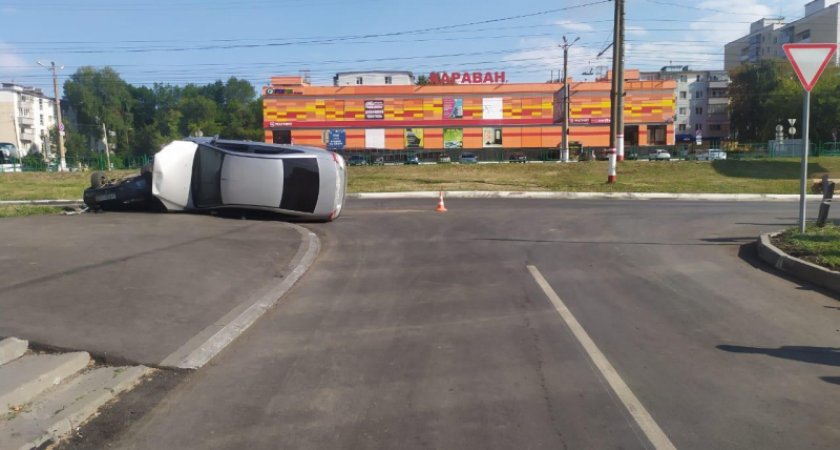 Неудачный обгон: Две легковушки попали в ДТП в Саранске