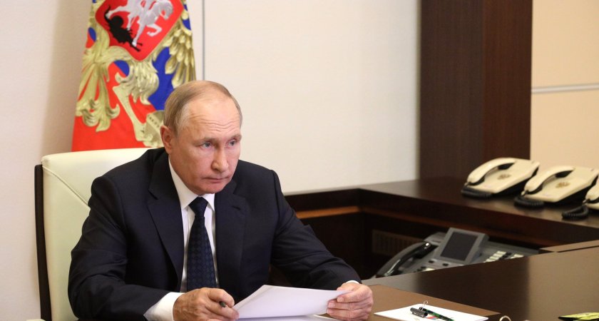 Путин распорядился выплатить по 10 тысяч рублей перед учебным годом. Кто получит деньги 
