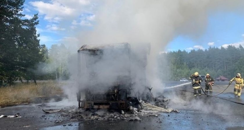На трассе в Мордовии сгорел грузовик, перевозивший сухое молоко