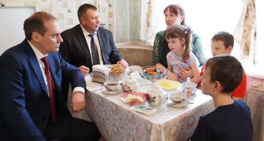 Глава Мордовии посетил семью добровольца-участника СВО