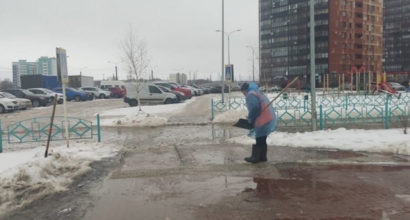 Сотни рабочих Саранска вышли на борьбу с гололедицей