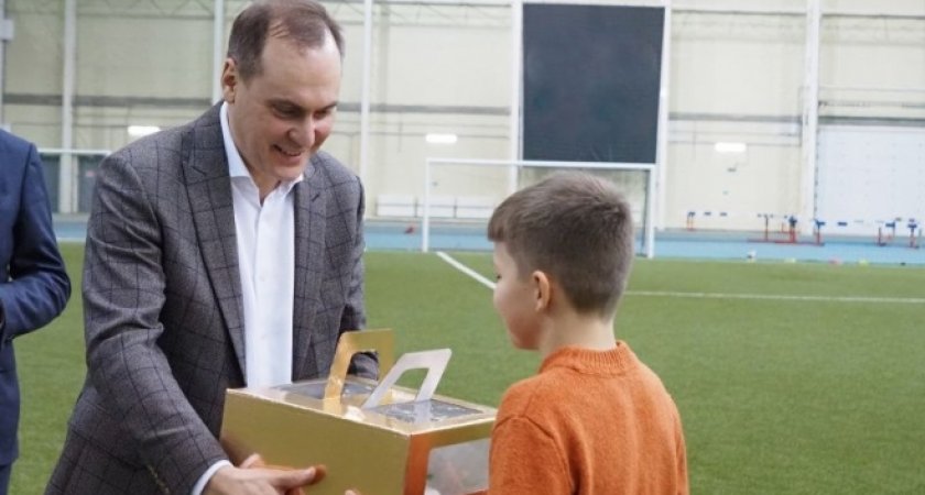 Юный футболист из Саранска получил подарки от главы Республике Мордовии