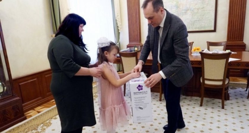 Глава Мордовии подарил девочке из Рузаевки куклу с коляской