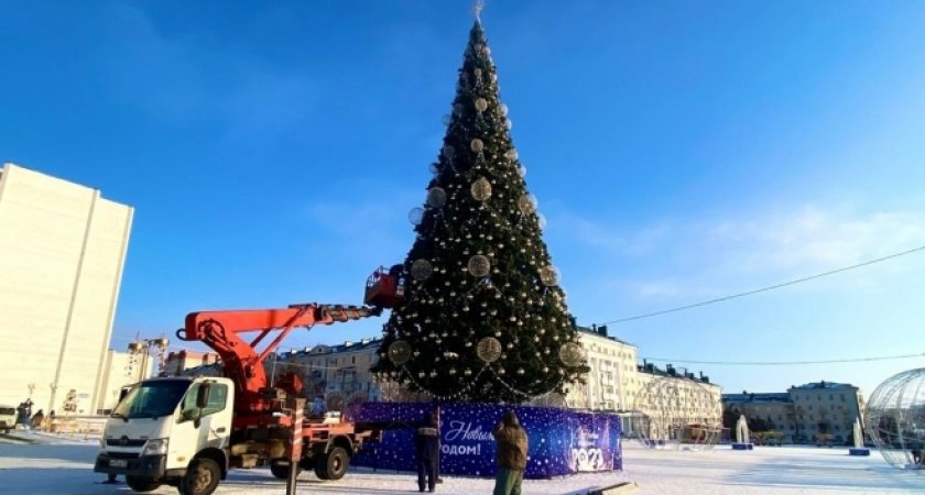 В Саранске начали демонтировать городскую елку