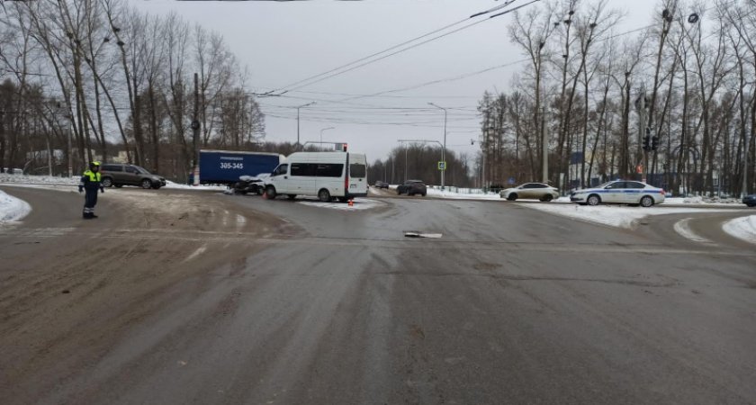В Саранске произошло ДТП с участием легковушки и автобуса №16