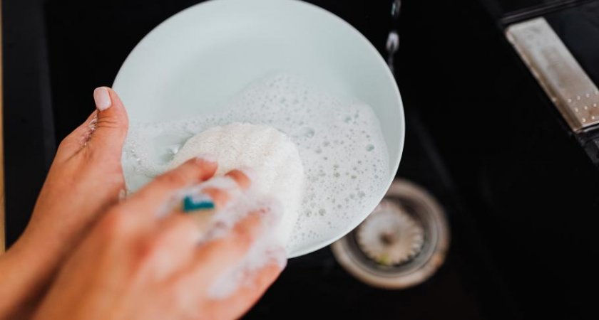 «Хватит на гору посуды»: Роскачество назвало лучшее средство для мытья посуды
