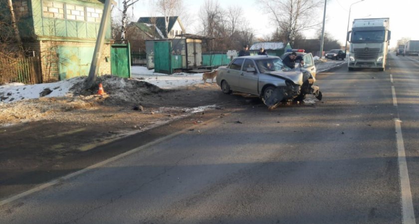 В Мордовии на федеральной трассе легковушка врезалась в столб
