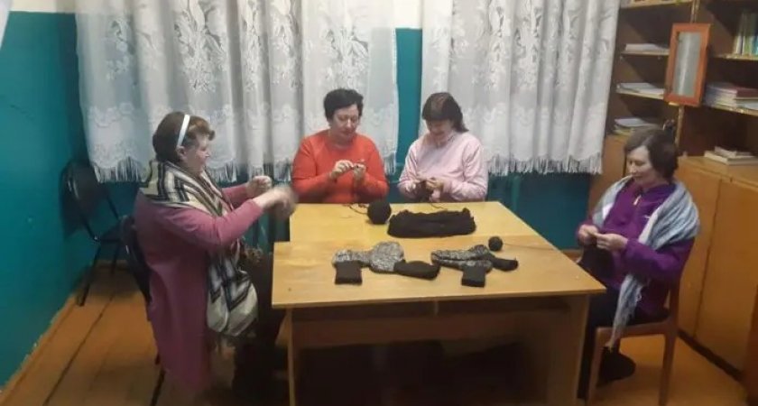 Женщины из мордовского села связали шерстяные носки для участников СВО