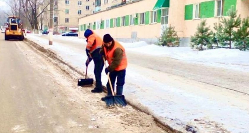 На улицы Саранска для очистки дорог вышли 1084 рабочих