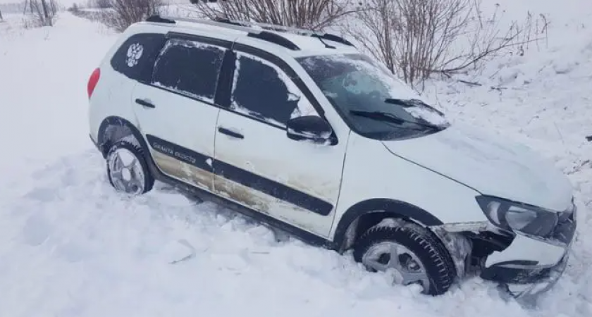 В Мордовии отечественная легковушка слетела с обледенелой дороги