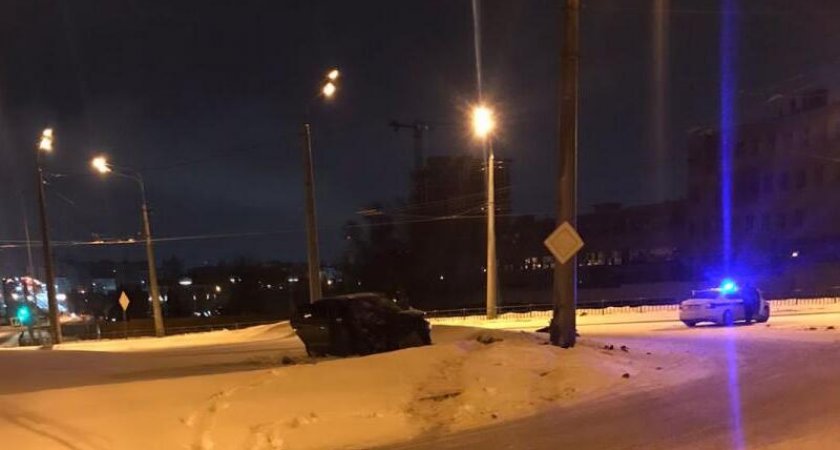 В Саранске рядом с кондитерской фабрикой кроссовер врезался в столб