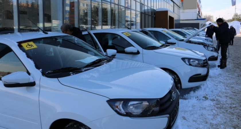 В Мордовии пострадавшим на производстве вручили автомобили с ручным управлением