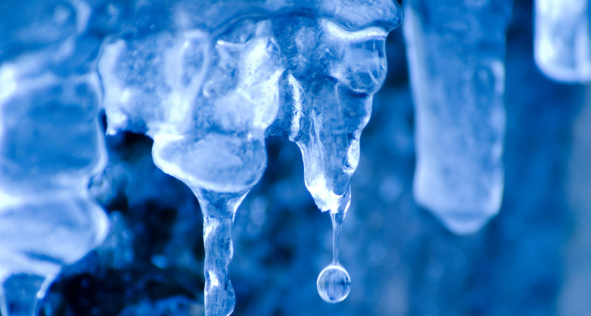 В Саранске коммунальные службы очищают крыши от сосулек