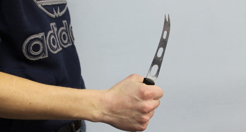 Житель Саранска приревновал возлюбленную к другу и ударил его ножом