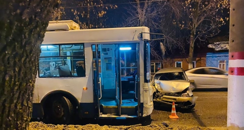 В Саранске 44-летний водитель «Лады» врезалась в троллейбус