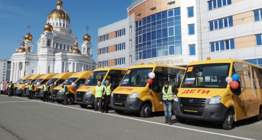 В РМ поступили новые школьные автобусы и автомобили скорой помощи