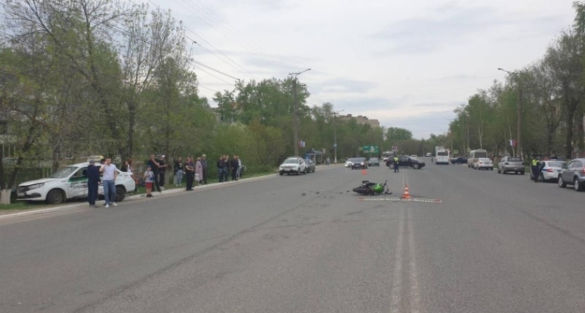 Байкер и таксист не смогли разъехаться на улице Веселовского в Саранске
