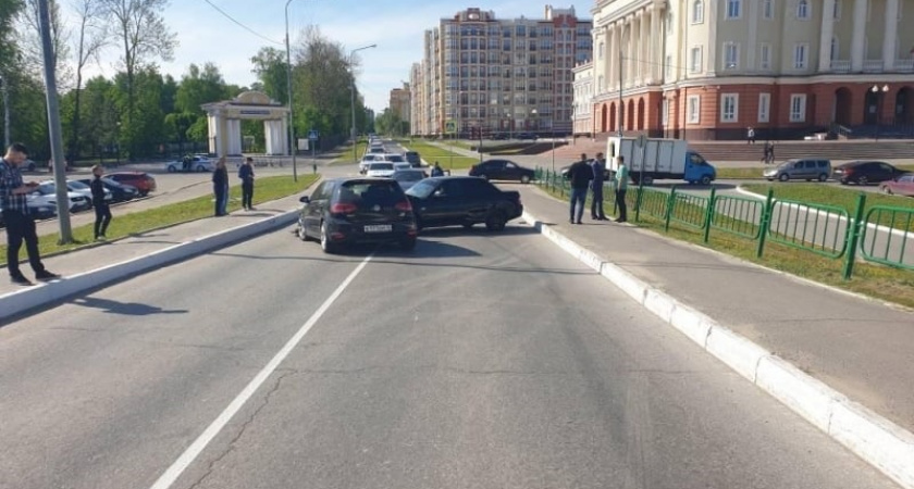 Три легковушки столкнулись у краеведческого музея в Саранске, пострадала девушка