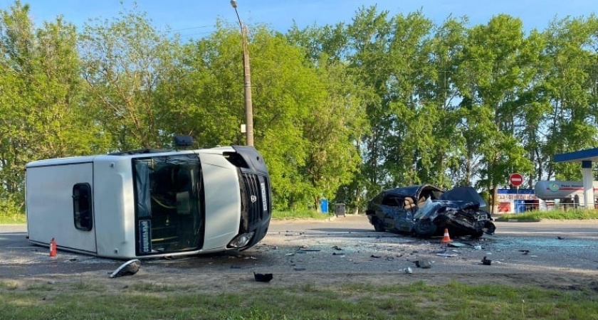В Саранске после столкновения с «ВАЗ-21140» перевернулась «Газель-Некст», пострадали двое