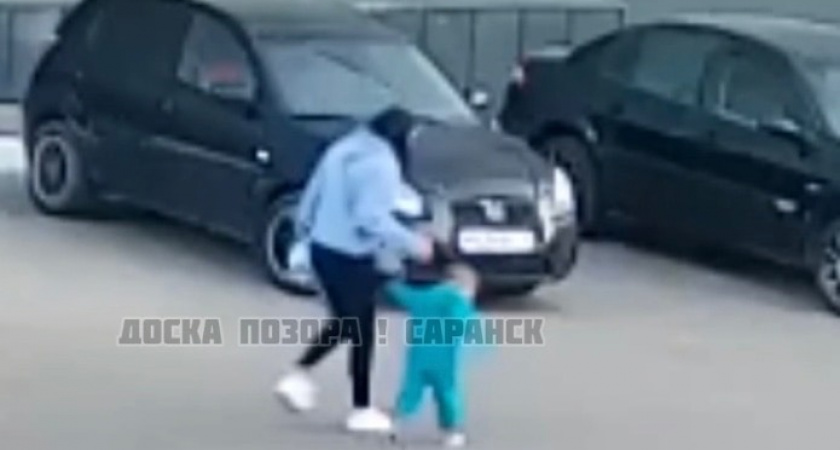 В Саранске многодетная мать на детской площадке избила своего ребенка