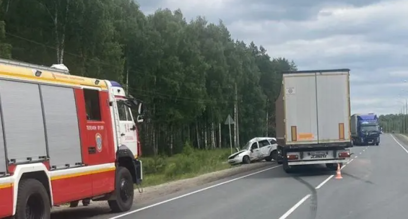«Лада Калина» и фура столкнулись на трассе в Мордовии, один человек погиб