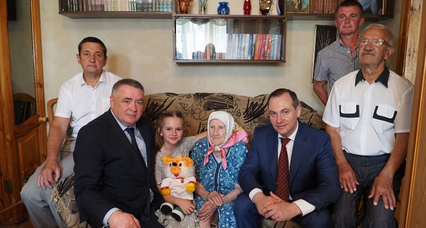 Глава Мордовии Здунов поздравил ветерана труда Никулкину со 100-летним юбилеем